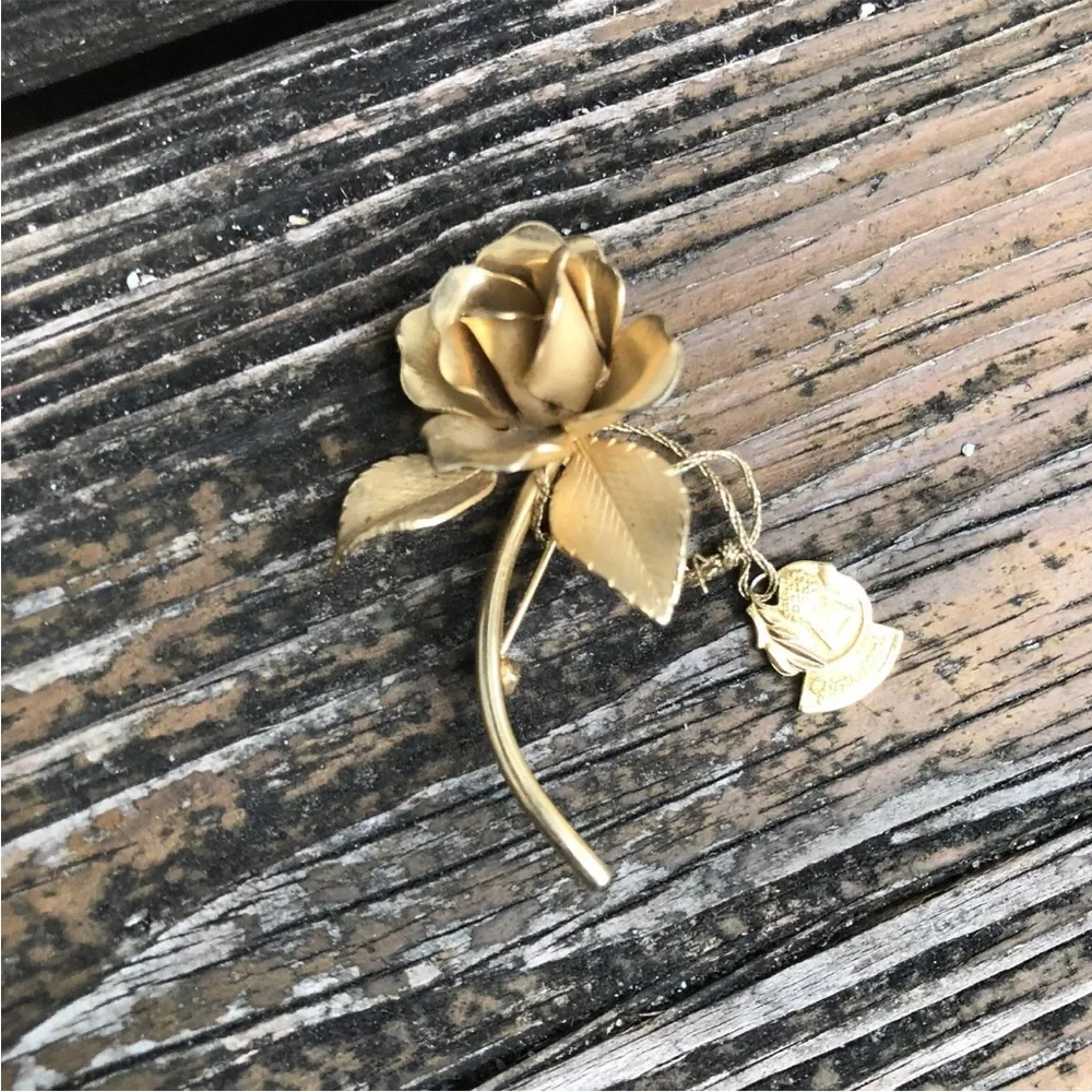 Giovanni Gold Rose Flower Brooch Metal Mod Floral Pin Vintage 50s 60s Jewelry